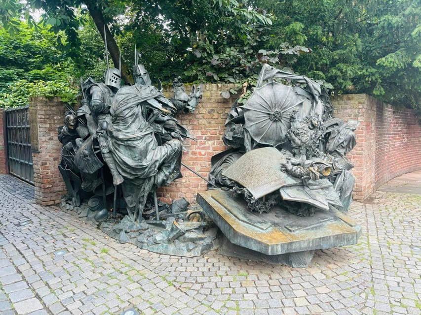 Düsseldorf: Old Town Historical Walking Tour with GEO EPOCHE - Starting at Burgplatz and the Stadterhebungsmonument