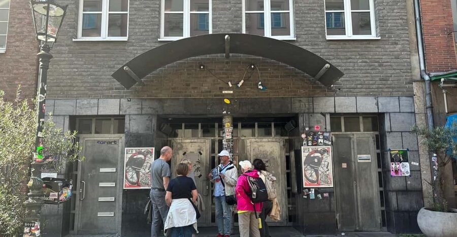 Düsseldorf: Old Town Historical Walking Tour with GEO EPOCHE - The castle tower and Düsseldorf’s early story