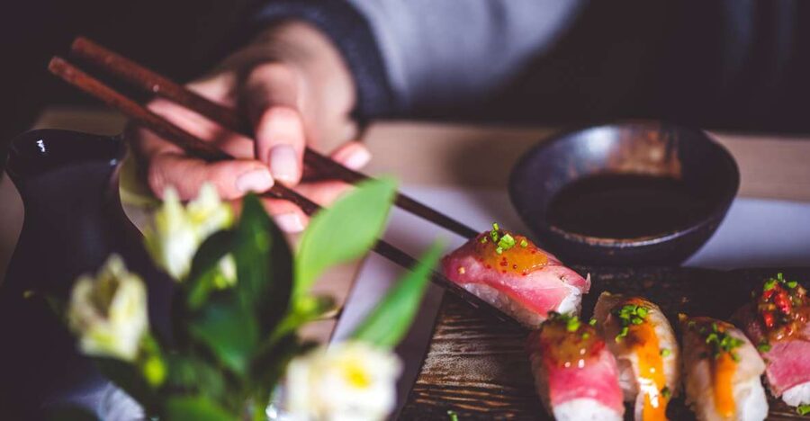 Düsseldorf: Sushi, Sake & Japanese Lifestyle Tour - Four food samples, with important dietary limits