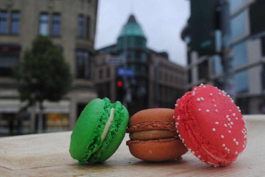 Düsseldorf: Sweet Treats Guided Walking Tour of Old Town - The guide adds the city story