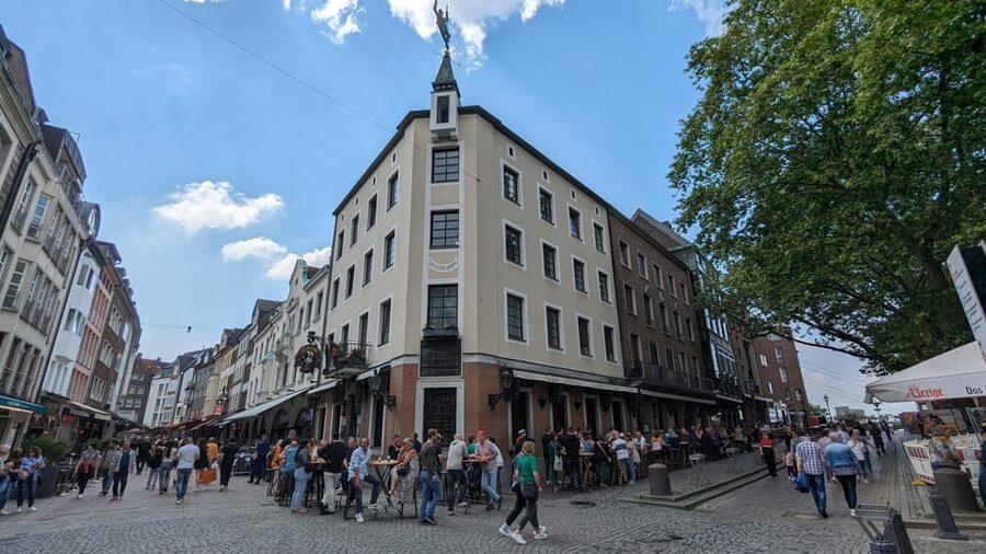 Düsseldorf: Tipping based - Old Town Walking Tour - Entering the Old Town through narrow lanes