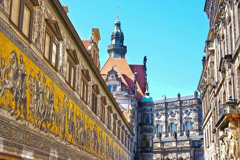Elbfloren: Historical city tour - Meeting the guide at Dresden Castle