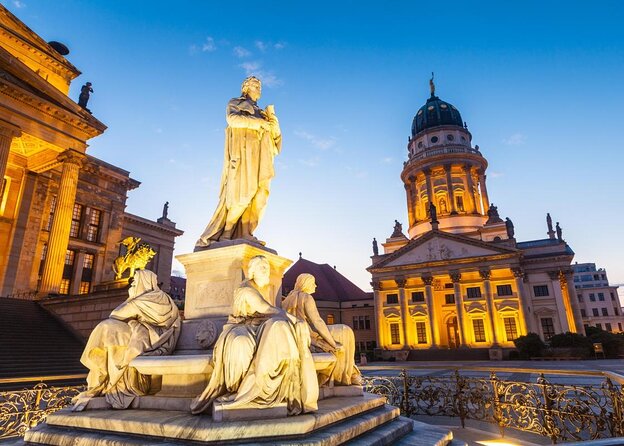 English Comedy Show with Pizza and Shots in Central Berlin - An English comedy night in Berlin’s old Scheunenviertel
