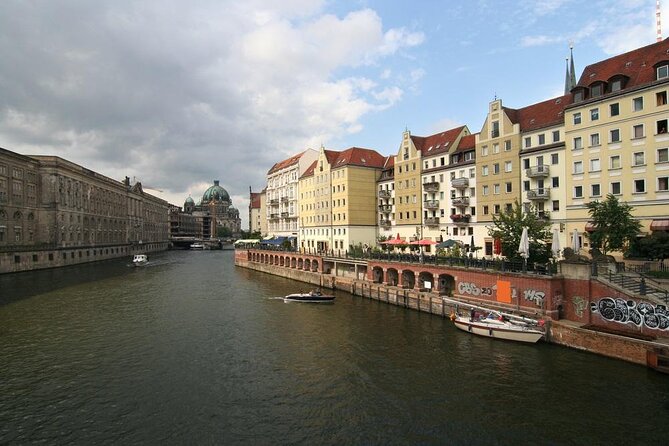 Evening aperitif tour aboard the motor yacht Fitzgerald - A quiet hour on the River Spree