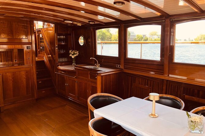 Evening aperitif tour aboard the motor yacht Fitzgerald - What the drink and music add