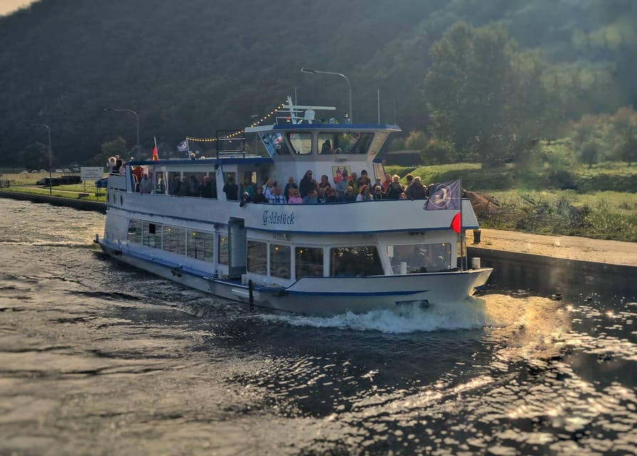 Evening-Cruise to the fireworks of the Cochemer Winefest. - Passing through Müden lock