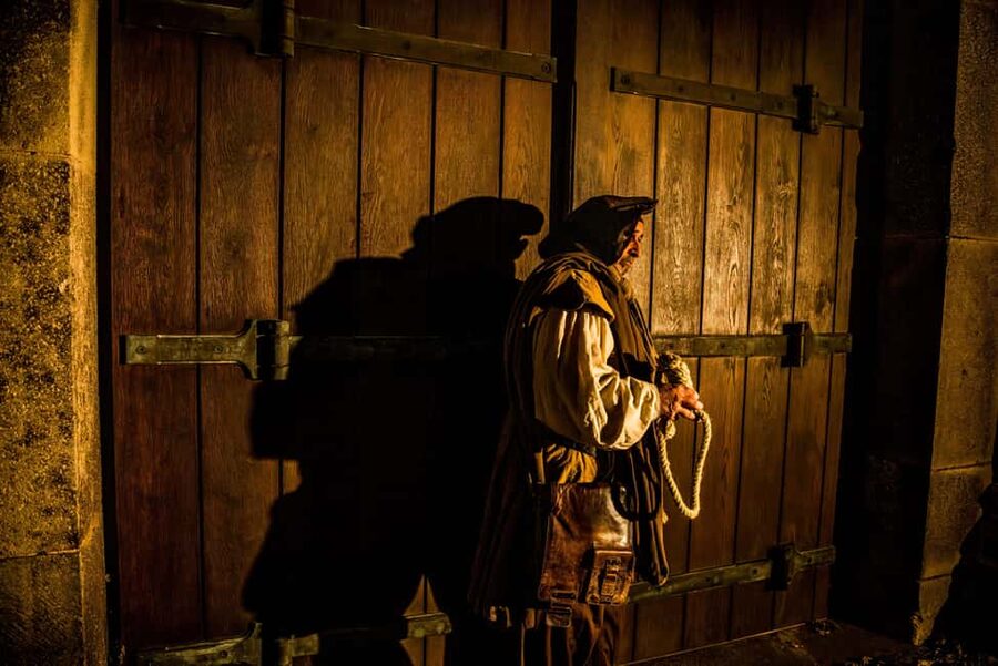 Executioner's Tour of Cologne in German - Meeting a medieval headsman at the Heinzelmännchenbrunnen