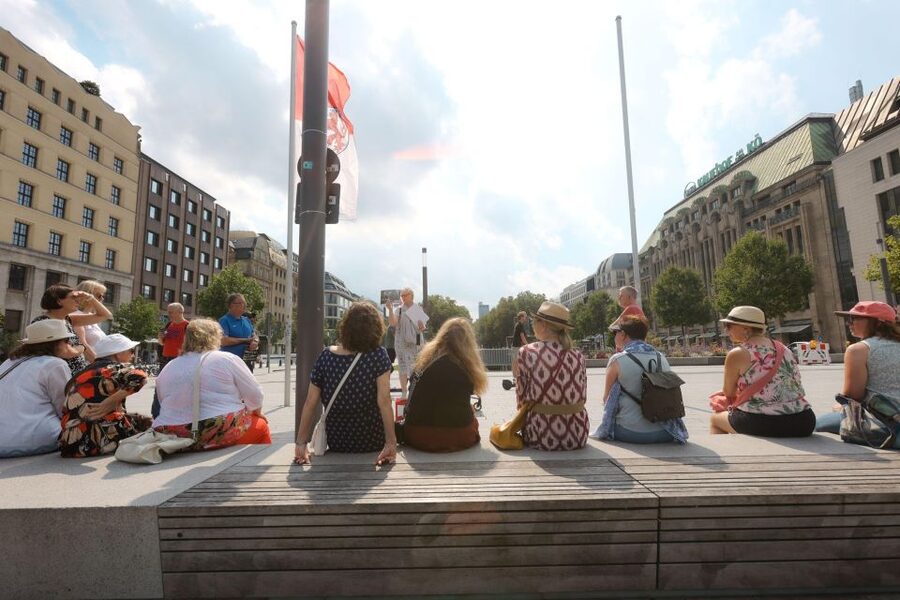 Filmtour Düsseldorf: From Hollywood to Netflix - Old Town Hall and the Film Museum finish