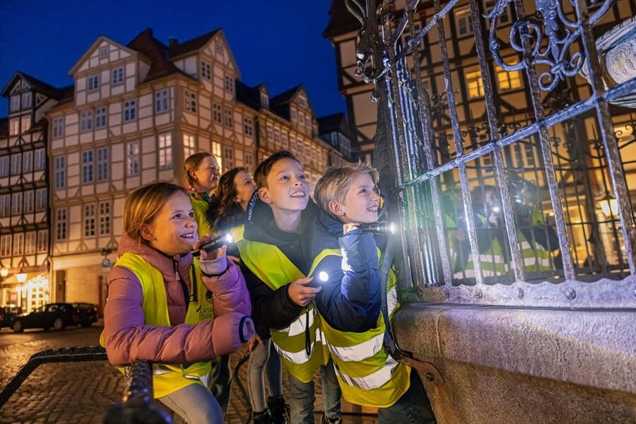 Flashlight tour for children/teenagers - Why Hannover looks different after dark