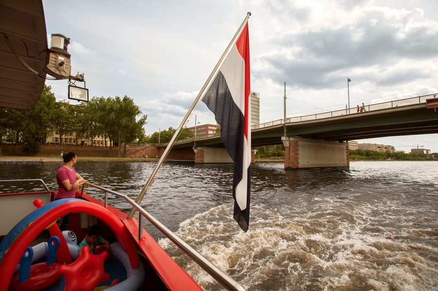 Frankfurt: 1-Hour Panorama Boat Cruise on the river Main - Seating, comfort, and the onboard bar