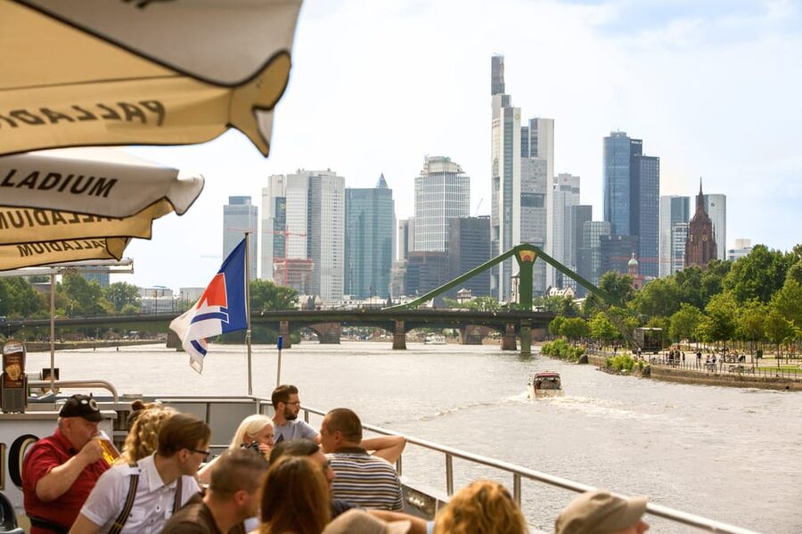 Frankfurt: 1-Hour Panorama Boat Cruise on the river Main - Finding the KD landing stage near Eiserner Steg