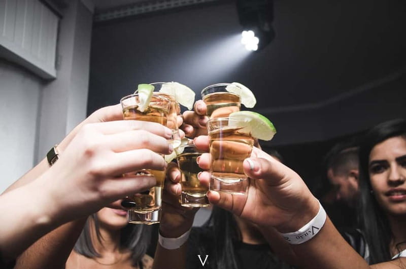 Frankfurt am Main: Night Pub Crawl Shots and Party - Starting at the Römer after dark
