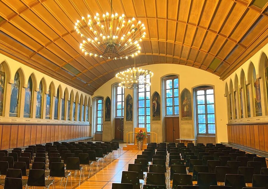 Frankfurt: Discover the heart of Frankfurt - a city tour in German - Frankfurt Cathedral and the medieval palace remains