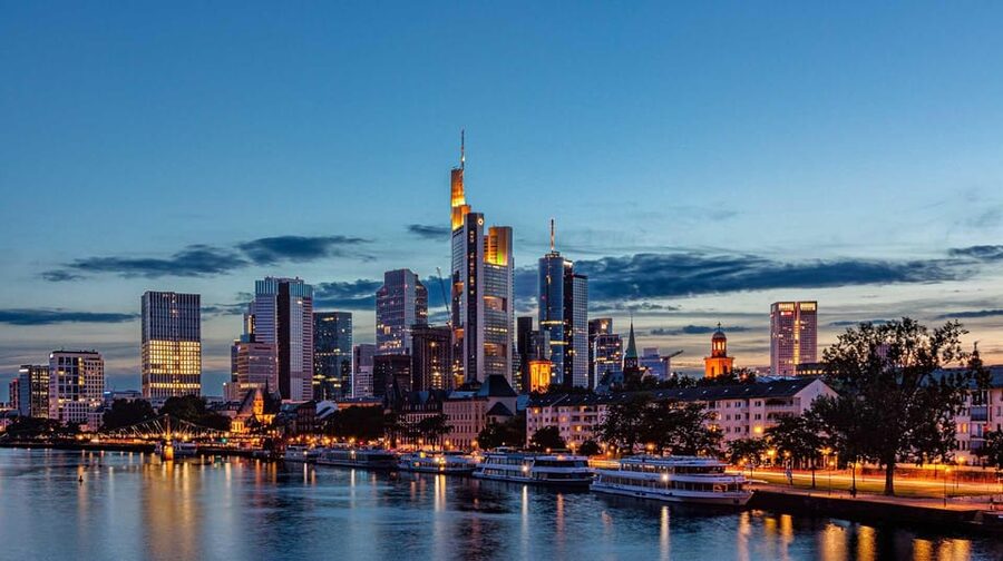 Frankfurt: Discover the heart of Frankfurt – a city tour in Russian - Haus Wertheym and the last old house in the square