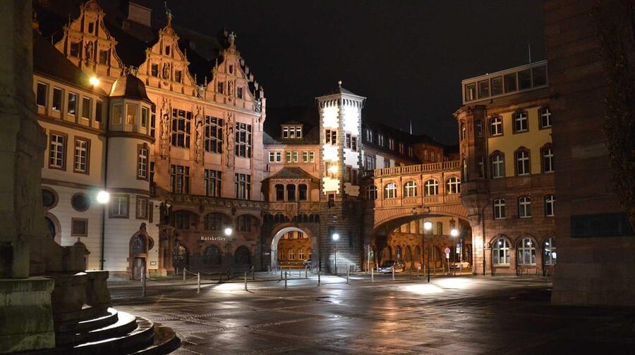 Frankfurt: Discover the heart of Frankfurt – a city tour in Russian - Römerberg, St. Nicholas, and the Fountain of Justice