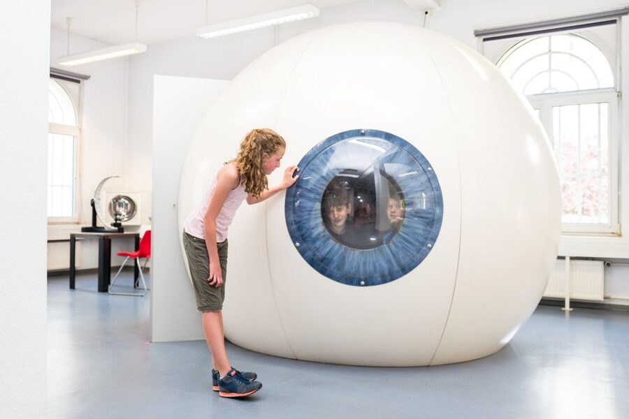 Frankfurt: EXPERIMINTA ScienceCenter Entry Ticket - Test strength in the Strong and Weak area