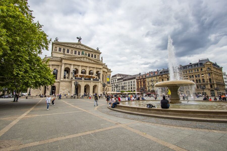 Frankfurt: Express Walk with a Local in 60 minutes - A fast first look at Frankfurt