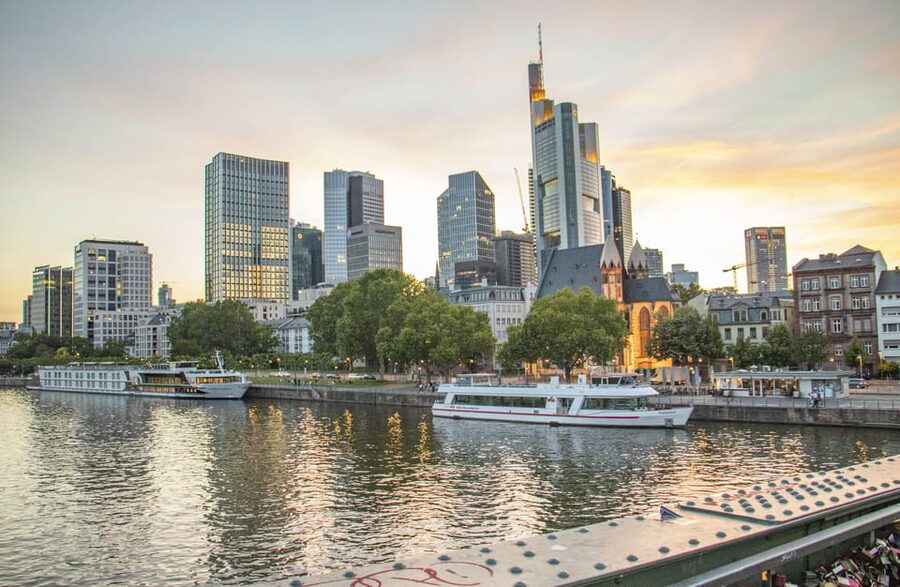 Frankfurt: Express Walk with a Local in 60 minutes - Meeting at St Paul’s Church
