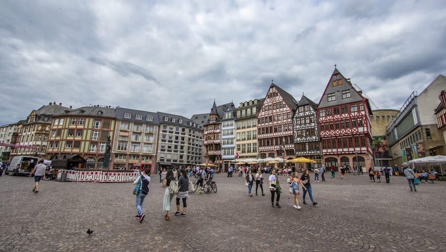Frankfurt: Express Walk with a Local in 60 minutes - Why the small group matters