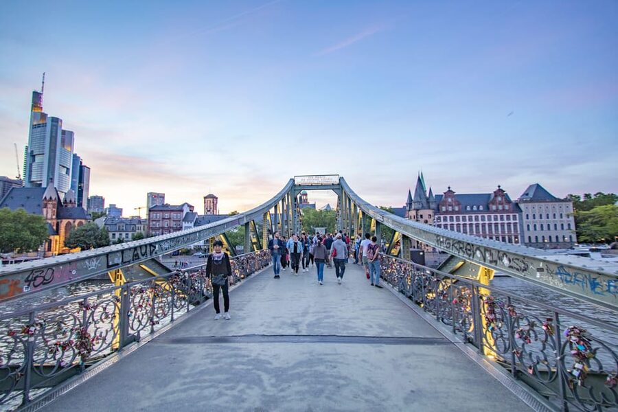 Frankfurt: Express Walk with a Local in 60 minutes - Who should book this Frankfurt walk?