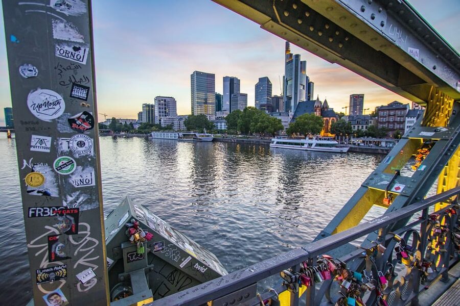 Frankfurt: Express Walk with a Local in 60 minutes - Römerberg and Frankfurt’s old center