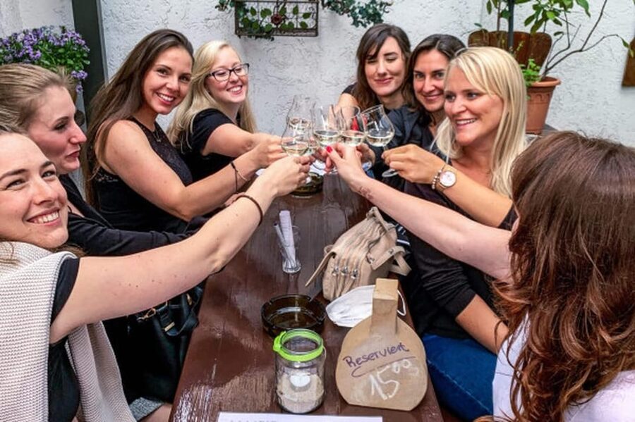 Frankfurt: Food Tour to 3-4 Local Food Spots - Frankfurt on a plate, one stop at a time