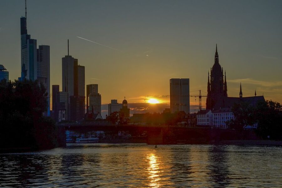 Frankfurt: Guided Bike Tour - What the guide adds to the ride