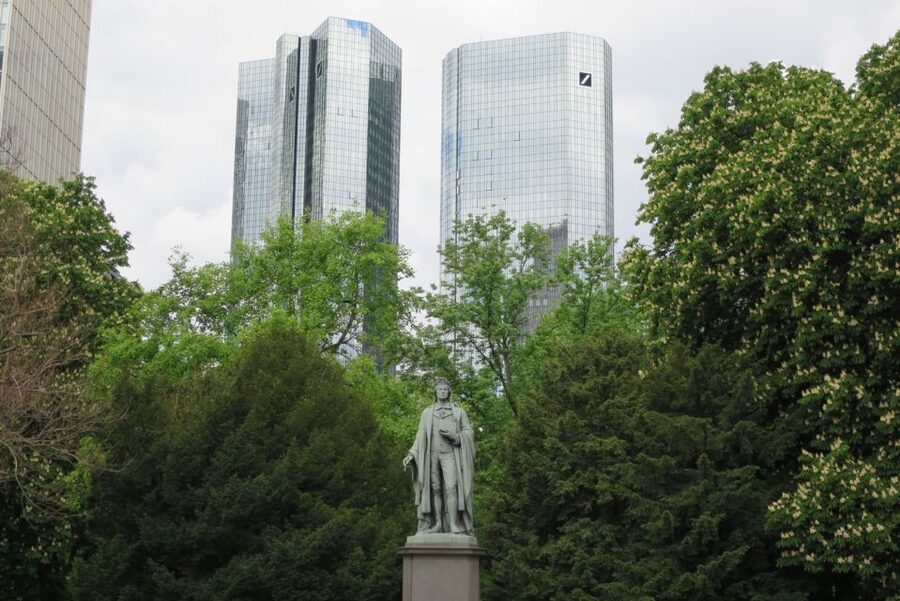 Frankfurt: Guided walk between palm trees and skyline - Should you book the Frankfurt green-path walk?