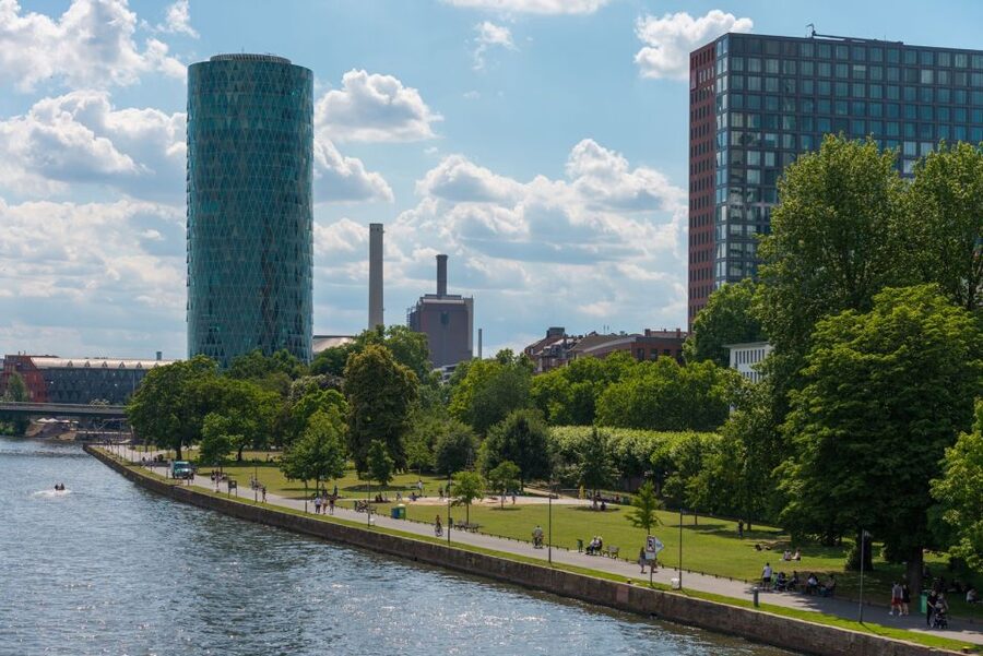Frankfurt: Guided walk between palm trees and skyline - Frankfurt’s skyline and the Euro-Sculpture