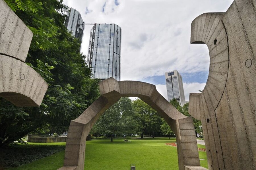 Frankfurt: Guided walk between palm trees and skyline - Language, group feel, and practical fit