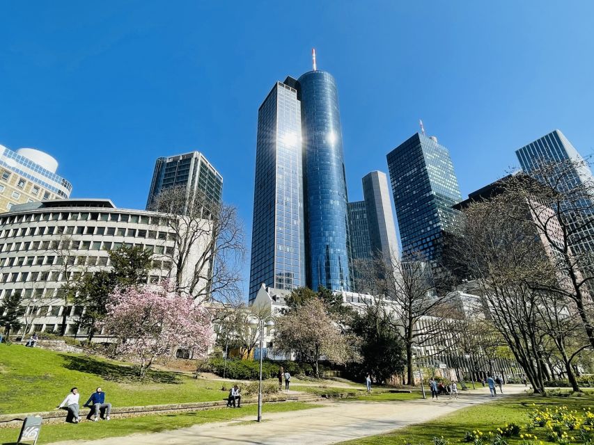 Frankfurt: Guided walk between palm trees and skyline - Who will get the most from this walk