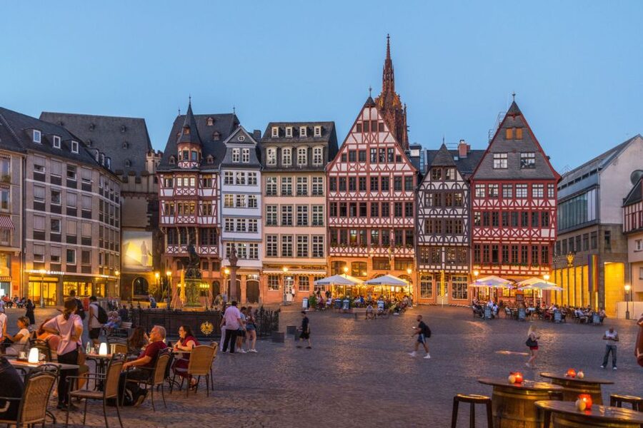 Frankfurt: Highlights and New Old Town English-Language Tour - The guides and the tone of the walk