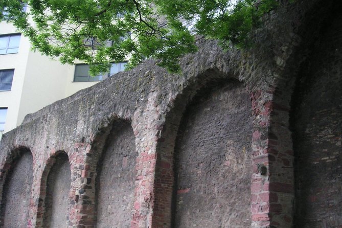 Frankfurt Highlights English Walking Tour - A food break at Kleinmarkthalle