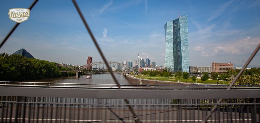 Frankfurt: Hotrod Sightseeing Tour - Gallusviertel and the final Römer stop