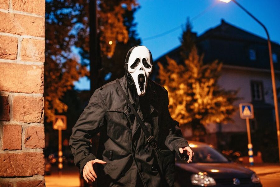 Frankfurt: Jack the Ripper Fright Tour - Meeting the masked guide at Bethanien hospital
