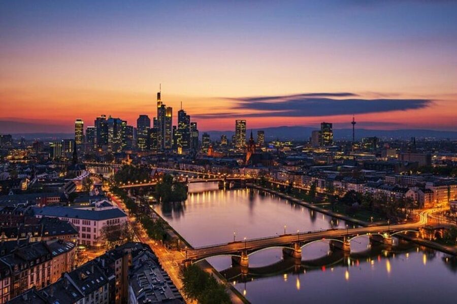 Frankfurt: Must-See Attractions Walking Tour with a Guide - Frankfurt Cathedral and the imperial past