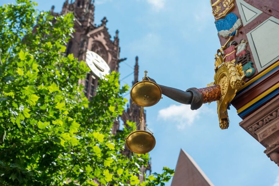 Frankfurt: New Old Town and Highlights German-Language Tour - Walking through Frankfurt’s reconstructed New Old Town