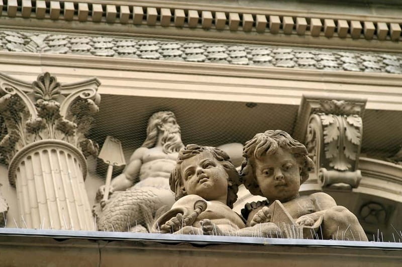 Frankfurt: Old Town Historical Walking Tour in German - Narrow streets, local shops, and everyday Frankfurt