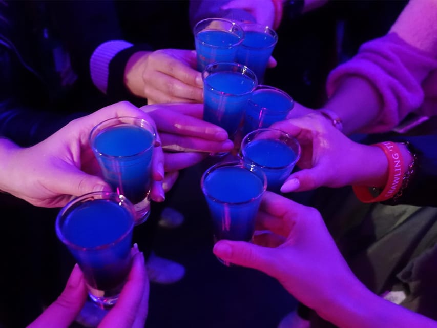 Frankfurt: Private pub crawl with insider-guide & free shots - Starting at Affentorplatz