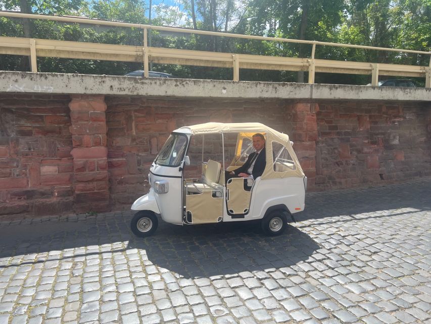 Frankfurt: Private Sightseeing Tour in Retro Ape Calessino - The Main River and Iron Bridge stop