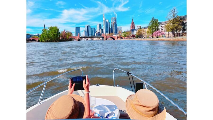 Frankfurt: Private Sport Boat Tour - Speed, Fun & Skyline - Starting beside the Städel Museum