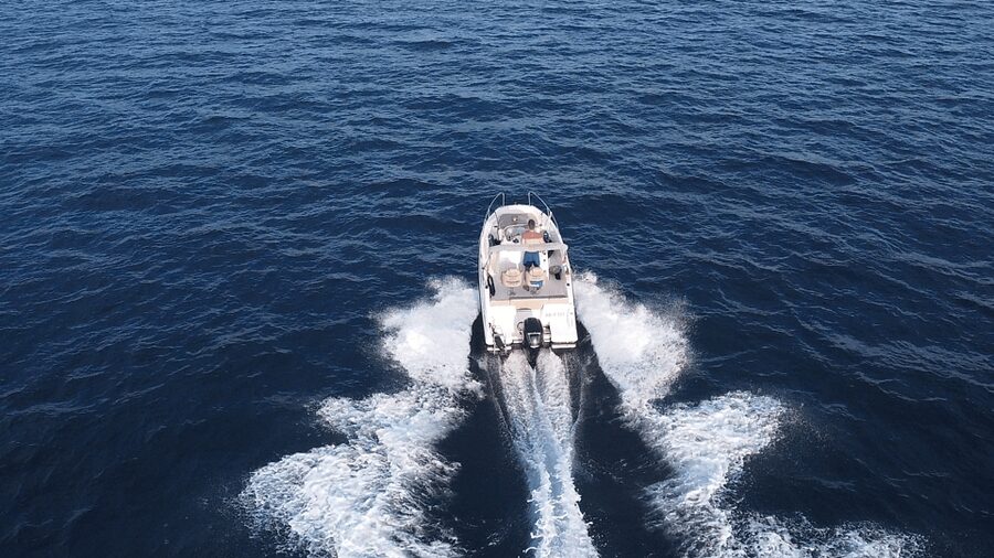 Frankfurt: Private Sport Boat Tour - Speed, Fun & Skyline - How this compares with a standard city cruise