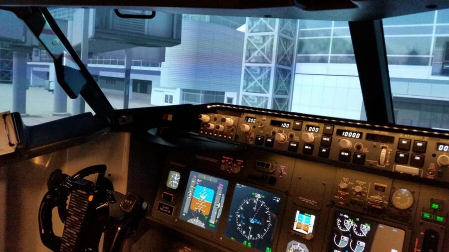 Frankfurt: "Ready for take off" - Flight Simulator B737 - The 30-minute briefing gives the session its shape