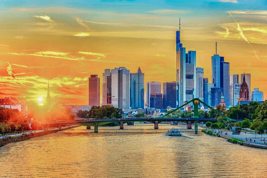 Frankfurt: River Main Sightseeing Cruise with Commentary - Sachsenhausen, museums, and the southern bank