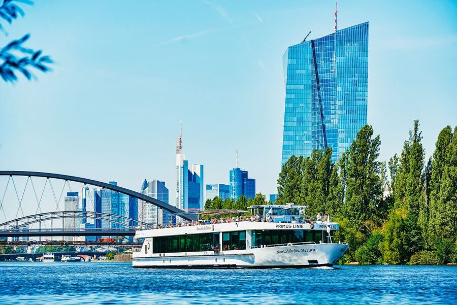 Frankfurt: River Main Sightseeing Cruise with Commentary - Seating, weather, and onboard service