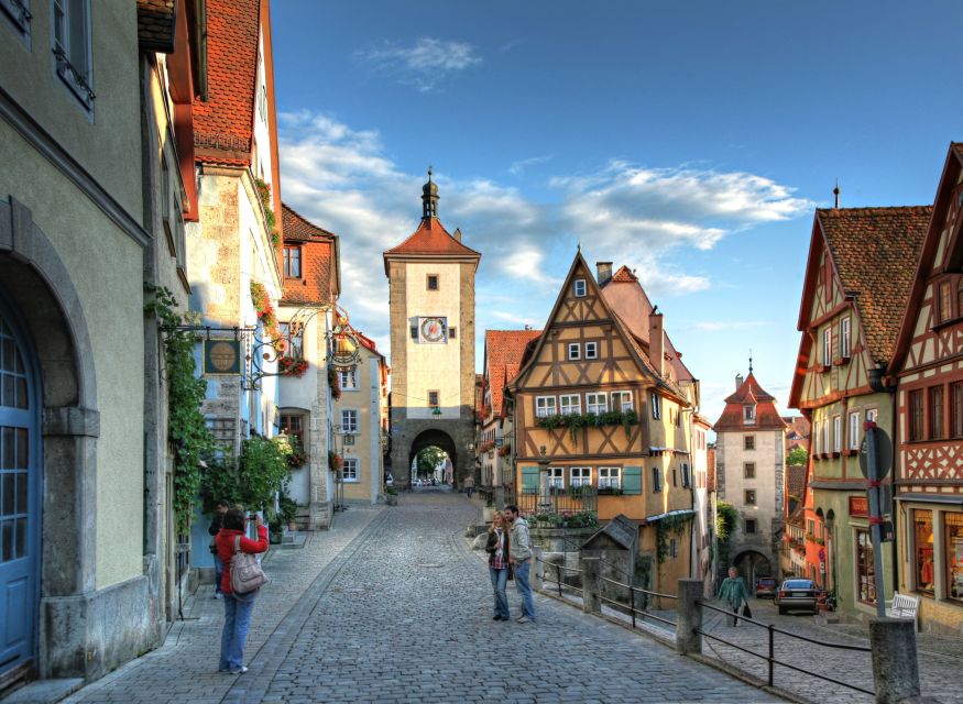 Frankfurt: Romantic Road & Rothenburg ob der Tauber Tour - What the guide adds to a long coach day