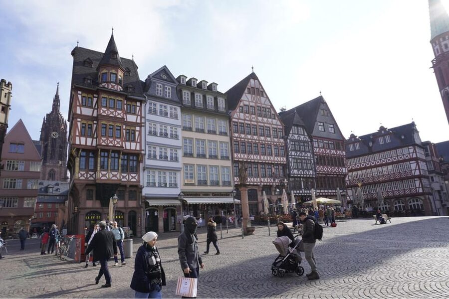 Frankfurt: Verbrecherjagd und gefährlich leckeres Schnitzel - Starting the case at Liebfrauenberg