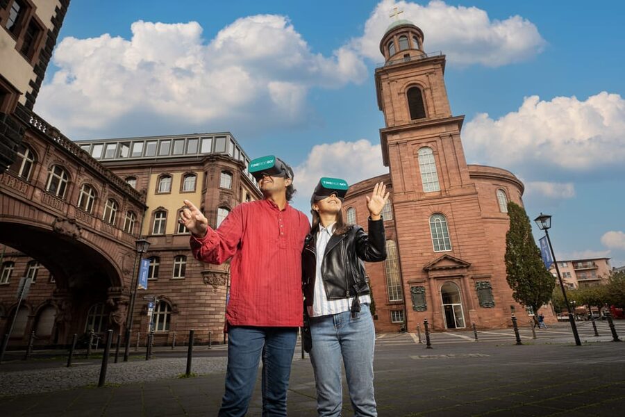 Frankfurt: Walking Tour - discover the city with VR glasses - Who will get the most from this experience