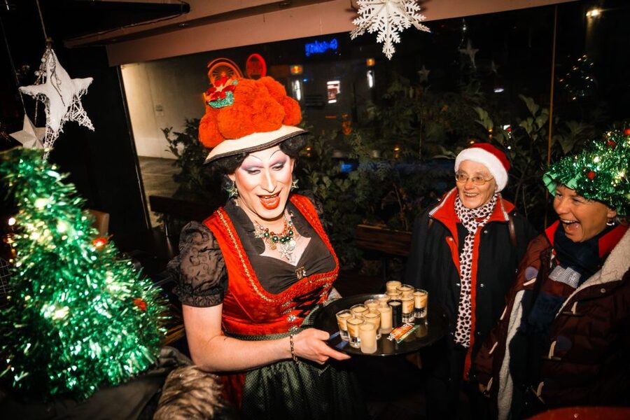 Freiburg: Christmas Tour with Drag Queen Betty BBQ - Meeting Freiburg at Christmas with Betty BBQ