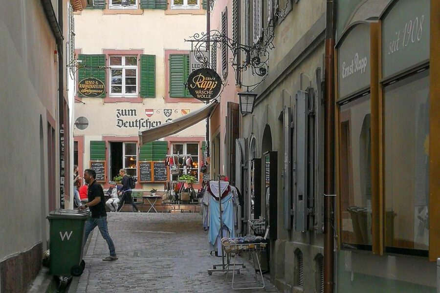 Freiburg: Gässle, Bächle and More City Tour - Rathausplatz and two historic town halls